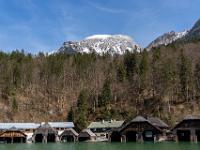 Bootshausreihe am Königssee und Hoher Göll über dem Bergwald